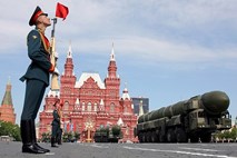 Putin ob vojaški paradi na dan zmage obljubil obrambo ruskih interesov