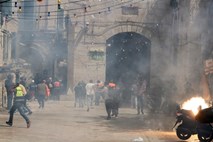 V novih spopadih v Jeruzalemu več sto poškodovanih 