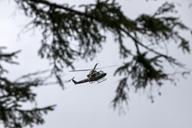 Pri Brestanici vojaški helikopter trčil v električne vode in zasilno pristal 