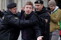 V Belorusiji po prisilnem pristanku letala aretirali opozicijskega blogerja