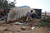 Ciklon v Indiji zahteval pet žrtev, tisoči brez strehe nad glavo
