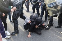 Policija zavrača očitke o selektivni obravnavi protestnikov