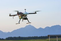Pošta Slovenije preizkusila dostavo pošiljke z dronom