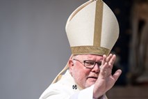 Zaradi napak Cerkve pri obravnavi spolnih zlorab odstopil eden vodilnih nemških nadškofov