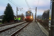 Vlak do smrti povozil moškega