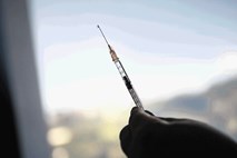 Razblinjene napovedi: Janša in Kacin zgrešila cilj – za najmanj 400.000 cepljenih