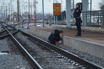 Nevarna igra mladostnikov v Kopru: med približevanjem vlaka skakali po tirih