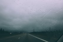 Nevihte ponekod že povzročajo težave, voznikom pozivi k previdni vožnji