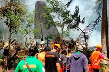 #video V nesreči vojaškega letala na Filipinih najmanj 45 mrtvih, preživeli skočili iz letala