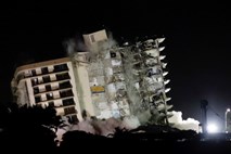 #foto #video V Miamiju nadzorovano porušili preostali del stanovanjske stavbe 