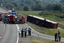 Deset mrtvih v nesreči avtobusa: šofer zaspal za volanom, preživeli poročajo o grozljivih krikih