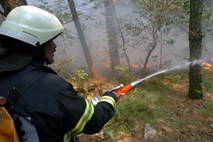 V okolici Trogirja izbruhnil velik požar