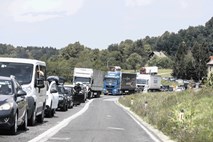 Na mejnih prehodih s Hrvaško in na Karavankah še vedno dolgi zastoji