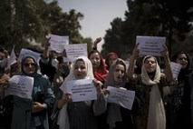 V srednjih šolah le fantje in učitelji, Afganistanke protestirajo