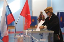 V Rusiji je kazalo po pričakovanjih - ob očitkih o volilnih nepravilnostih in spletnih napadih