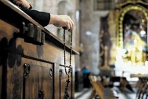 Poročilo: V francoski Cerkvi od leta 1950 več tisoč pedofilov