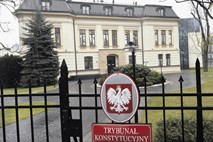 Zaskrbljenost in ostri odzivi na odločitev poljskega ustavnega sodišča: To je napad na EU