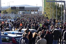 V pristanišču v Trstu 2000 protestnikov proti PCT potrdilu, delavci grozijo s stavko