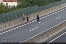 Nevarna hoja (in ležanje) po avtocesti: fantje, ki so se fotografirali, mlajši od 14 let