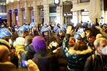 #foto Na protestih nasprotnikov covidnega potrdila v Trstu sinoči več aretiranih