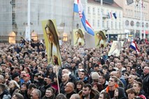 V Zagrebu protesti proti covidnim potrdilom in ukrepom