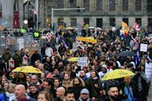 Na Nizozemskem na protestih proti omejitvenim ukrepom znova izbruhnili izgredi