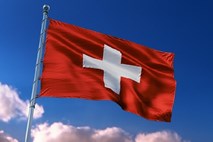 Švicarji na referendumu podprli vladne ukrepe proti covidu