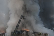 #foto Požar v Vižmarjah povečini pogašen, uničen skoraj celoten objekt