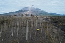 Število žrtev v izbruhu indonezijskega vulkana še naprej narašča