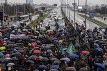 #video Protestniki v Beogradu zasedli del avtoceste