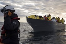 V novi nesreči čolna z migranti v Grčiji umrlo najmanj 16 ljudi 