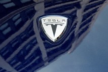 Tesla v odpoklic skoraj pol milijona vozil
