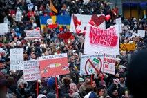 V več evropskih državah protesti proti omejitvenim ukrepom