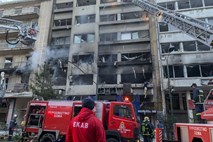 V središču Aten v siloviti eksploziji poškodovane stavbe, ranjen en človek