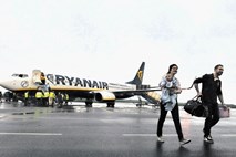 Ryanair v zadnjem lanskem četrtletju zmanjšal izgubo