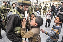 Amnesty International: Izrael izvaja apartheid nad Palestinci