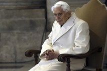 Benedikt XVI. prosil za odpuščanje zaradi škandala z zlorabami