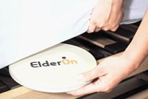 Nad varovanci v domovih za starejše bedi sistem ElderOn
