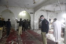 V samomorilskem napadu v mošeji v Pakistanu 56 mrtvih, še 50 jih je v kritičnem stanju