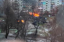 #video Rusija nadaljuje ofenzivo na Mariupol; Zelenski: Kdor želi braniti mesto, naj ostane; Putin ne bo razglasil vojnega stanja