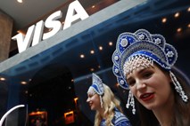 Visa in Mastercard ustavljata poslovanje v Rusiji 