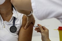 V obravnavi približno 20 zahtevkov za odškodnino zaradi neželenih učinkov po cepljenju proti covidu-19