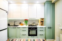 Kuhinje: vintage, pastelne barve in veliko naravnih materialov v 2022