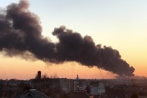 Eksplozije na zahodu Ukrajine, napadi tudi v Kijevu in Mariupolju