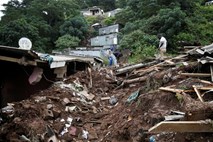 V poplavah po rekordnem deževju v Južni Afriki umrlo več kot 250 ljudi
