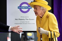 Kraljica Elizabeta obiskala novo železniško progo Elizabeth
