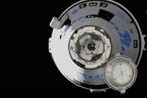 #video Boeingov Starliner z zalogami in hrano za posadko prispel na ISS