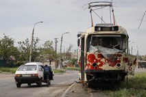 Po padcu Mariupolja okrepljeni napadi, poškodovanih več šol