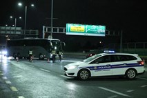 #foto #video Navijači Hajduka nad policijo s palicami in dimnimi bombami