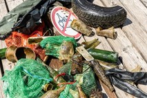 Iz Blejskega jezera potegnili skoraj pol tone odpadkov